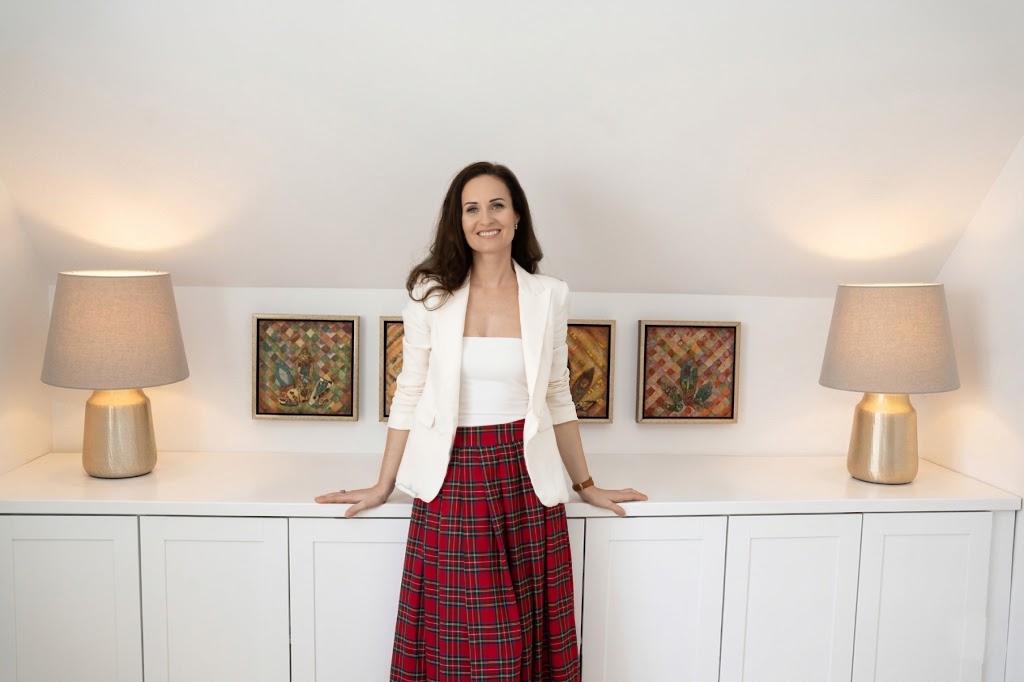 Aurelija Aspen, energy healing practitioner and founder of the Energetic Reprogramming Method, in her home studio